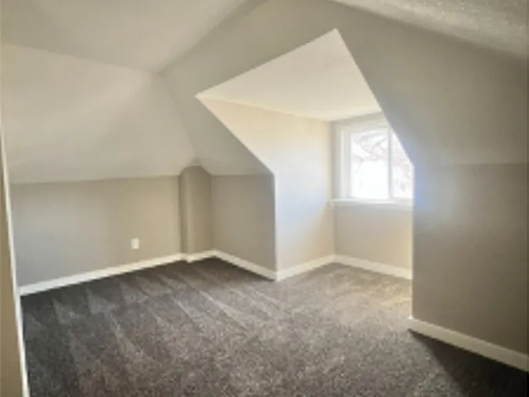 809 W 10th St — Photo 13
