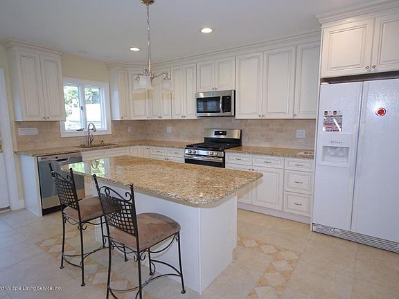 4th image of 264 Brehaut Ave