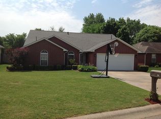 402 Greenwood Pl, Siloam Springs, AR 72761