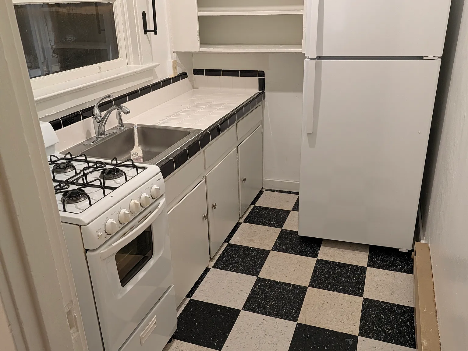 Studio, 400 sqft, $800 — Photo 1