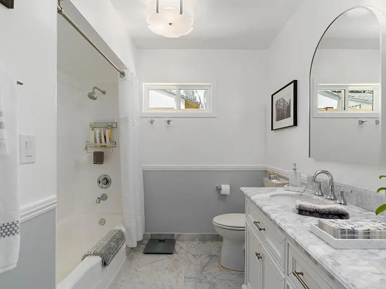 2030 N Altadena Dr — Photo 29