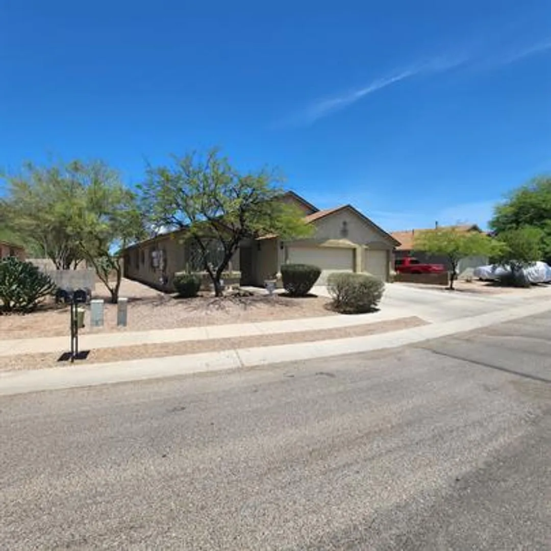 Great 4-Bedroom Home with 3-Car Garage and Large Backyard — Photo 1