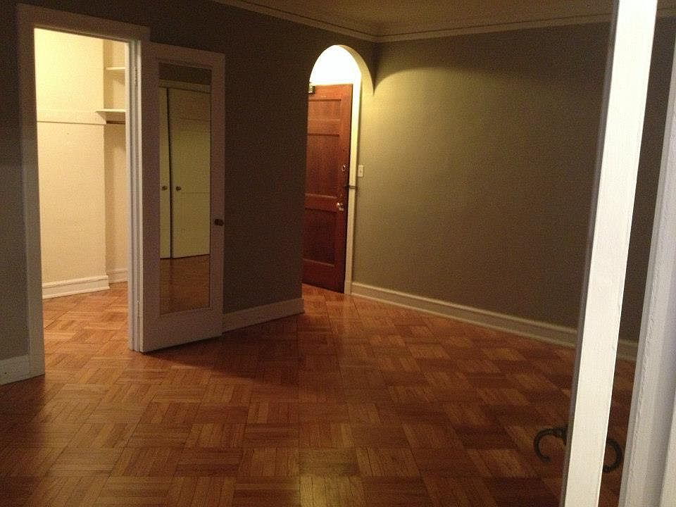 Main space facing entry way + walk-i