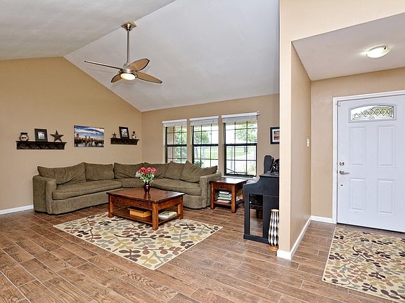 3rd image of 106 Tori Dr