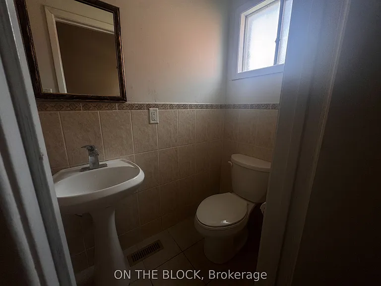 33 Harrington Cres — Photo 11