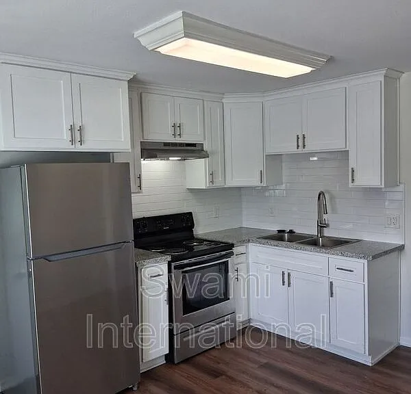 302 W Queen St #24 — Photo 5
