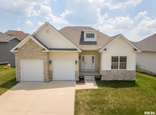 6 Greystone Ct, Le Claire, IA 52753