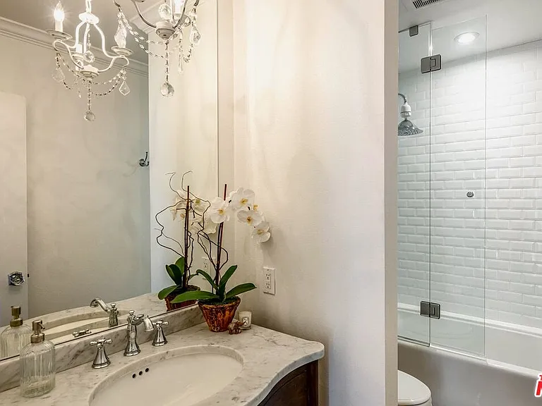 2385 Roscomare Rd #D3 — Photo 13