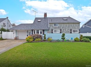 93 Abbey Ln, Levittown, NY 11756