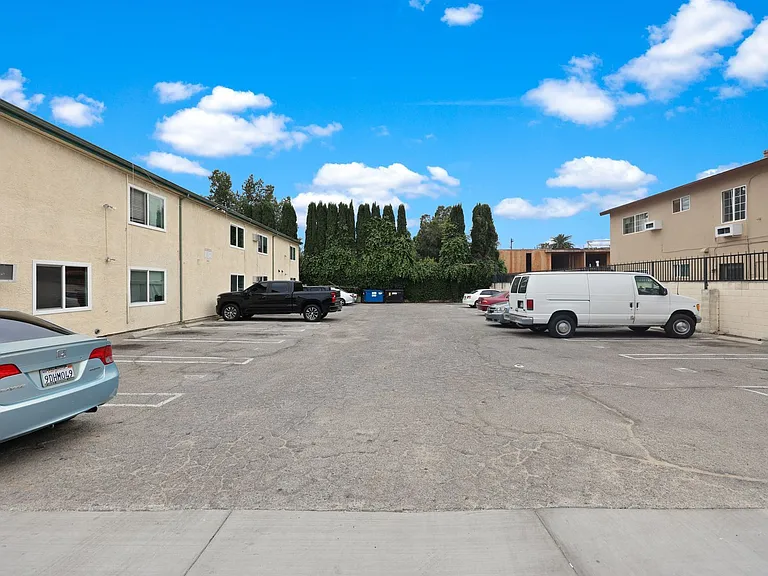 14700 Strathern St #17A — Photo 12