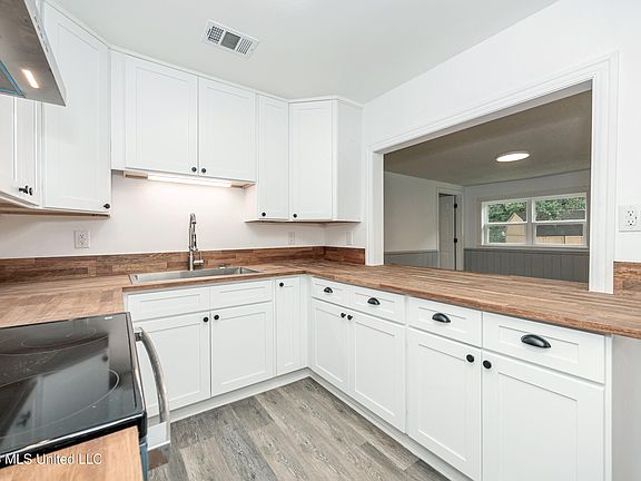 3rd image of 3036 Woodlawn Ave