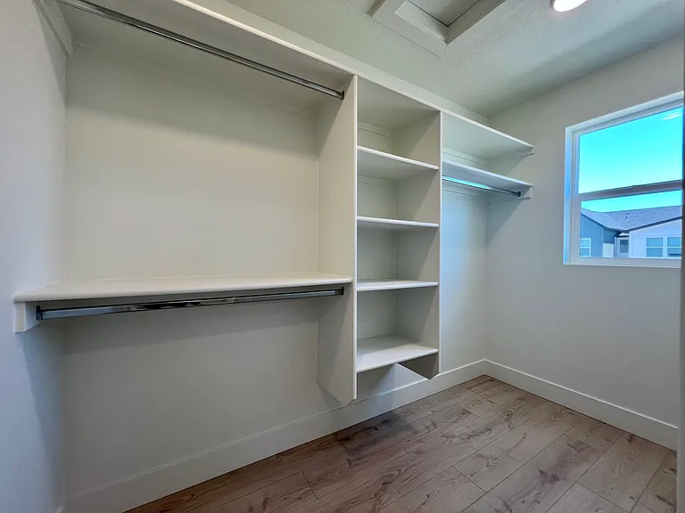 1431 N Meadowglen Ave — Photo 8