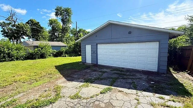 3245 Chrysler St — Photo 2