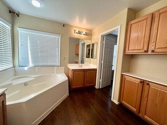 4th image of 5733 Clarendon Ln
