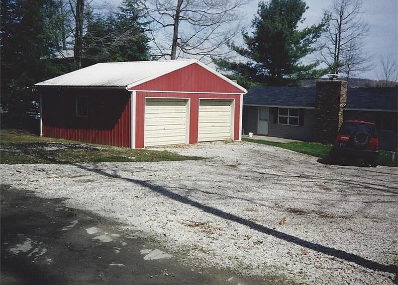 2nd image of 760 Lake Shore Rd