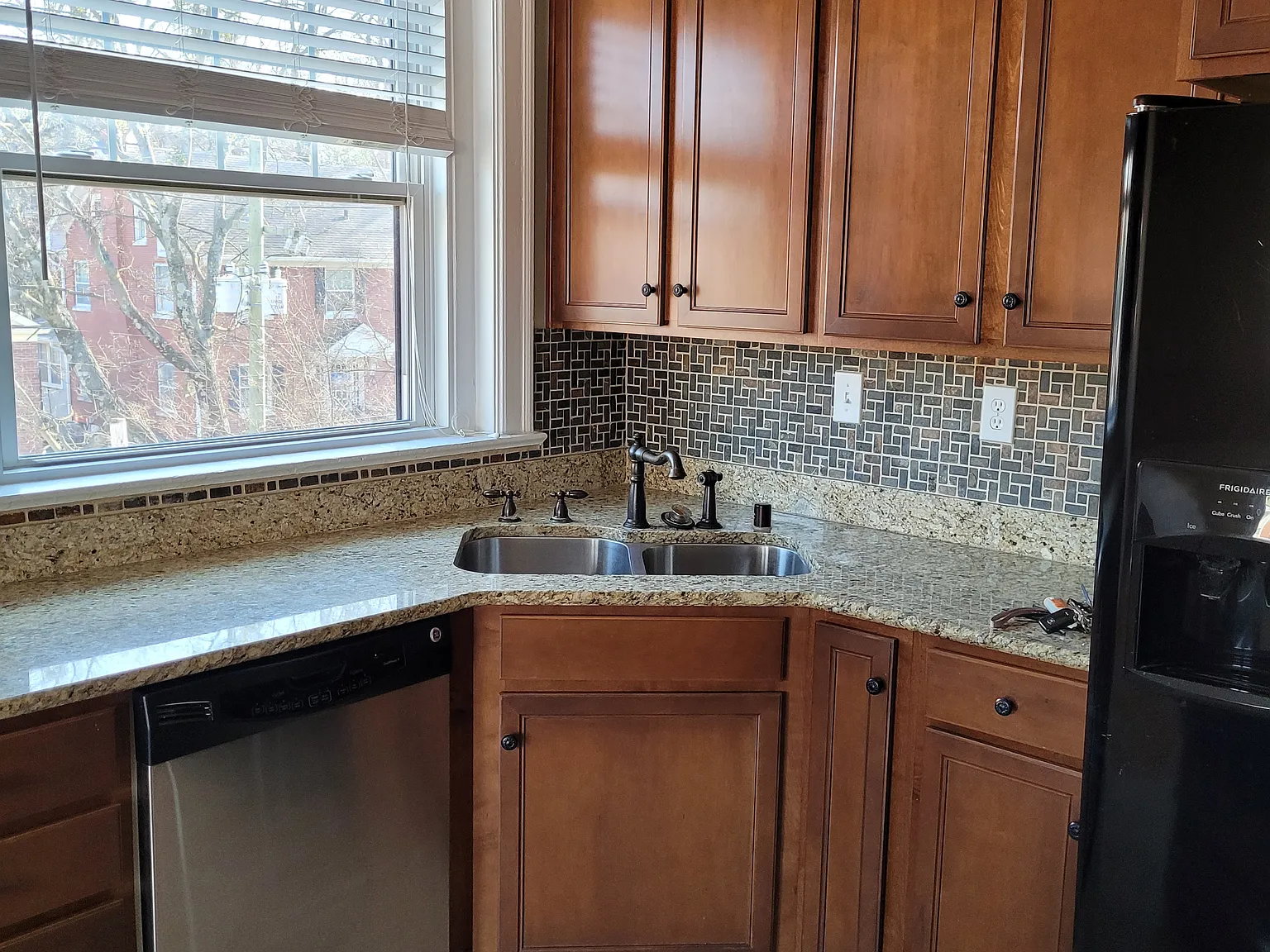 2 bed, 2.5 bath, 1765 sqft, $2,400 — Photo 3