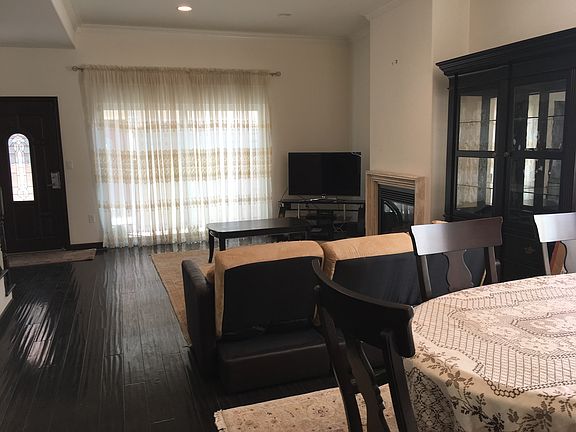 3rd image of 13360 W Burbank Blvd #10