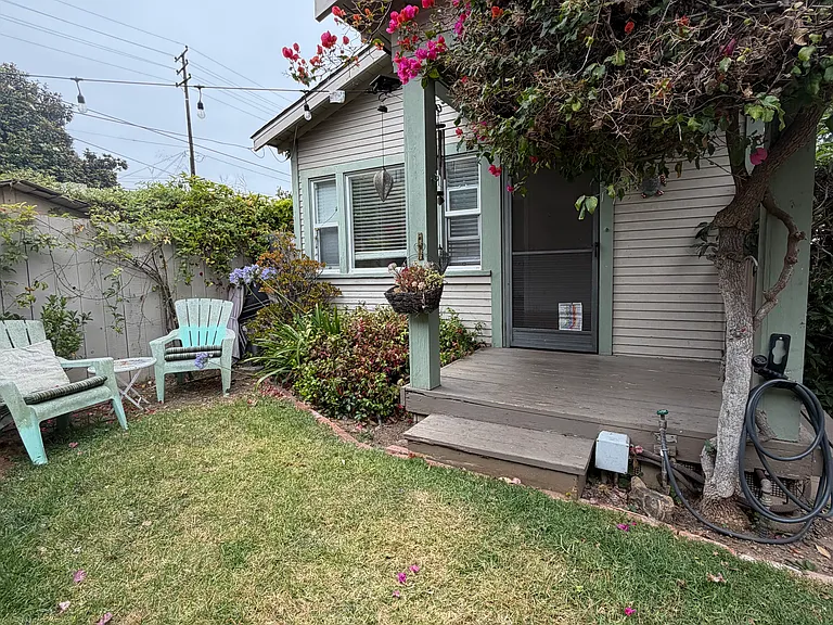 328 W Victoria St — Photo 12
