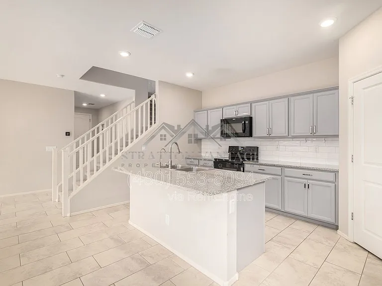 55 E Constitution Dr — Photo 9