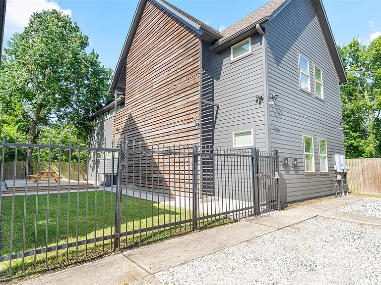 3426 Tuam St #A — Photo 8