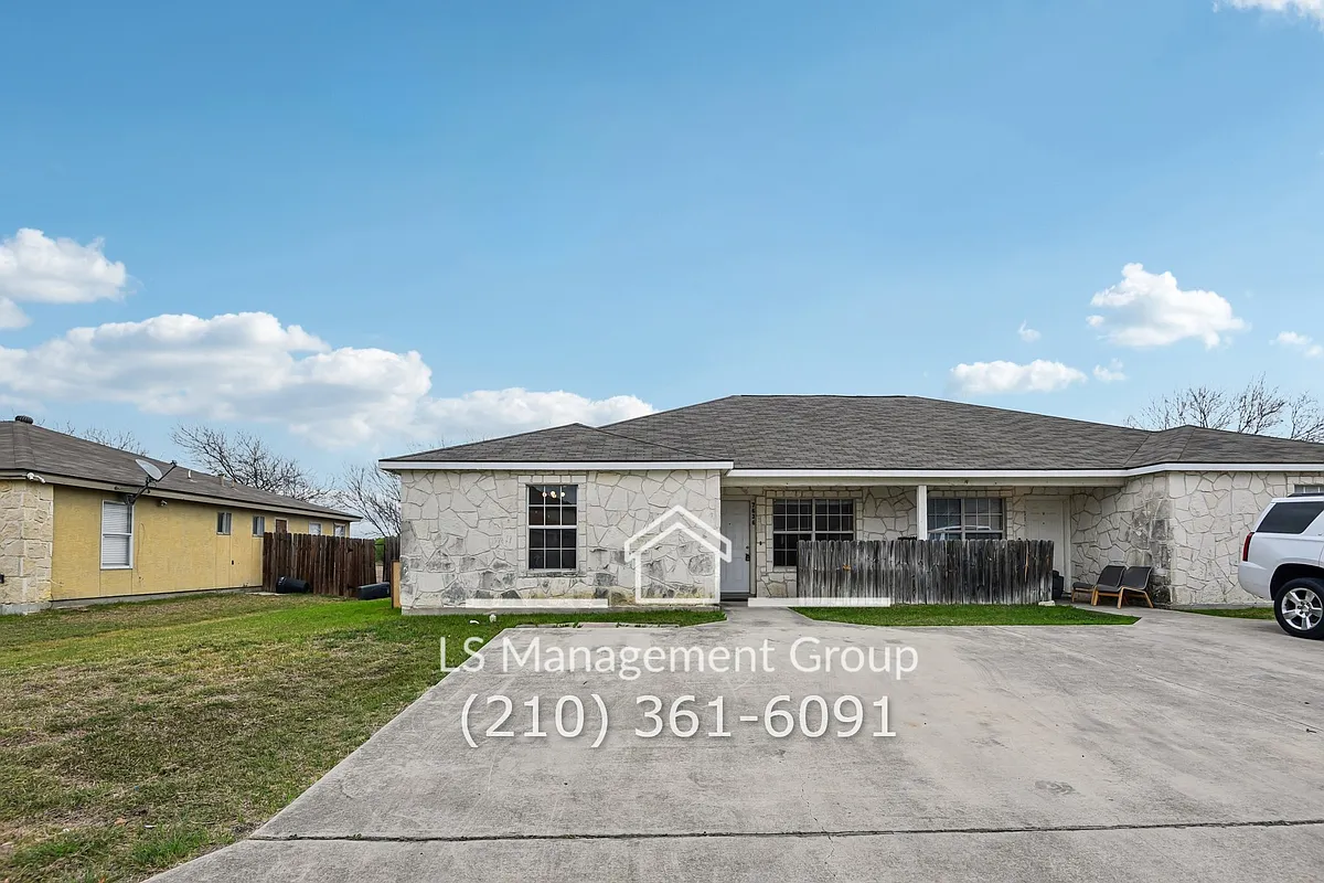 Building Photo - 7636 Windsor Oaks #7636