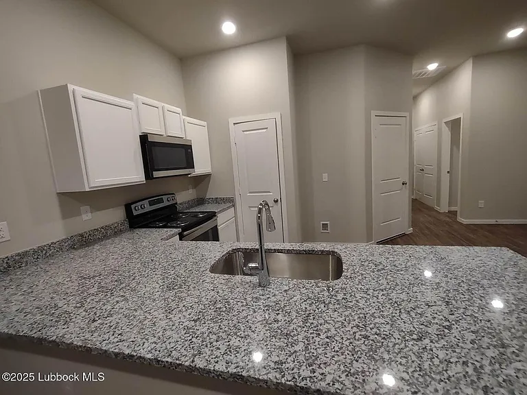 2121 N Jayton Ave #A — Photo 4