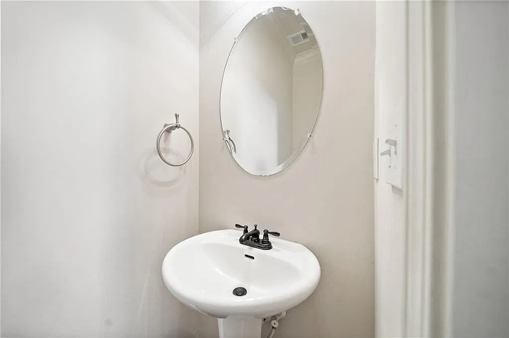 4 bed, 2.5 bath, 2673 sqft, $3,200 — Photo 3