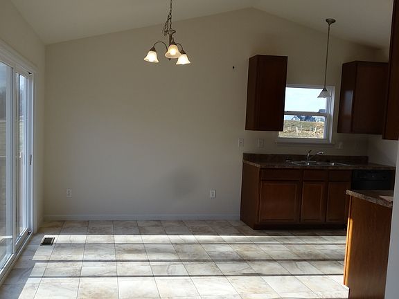 Eat in kitchen, open floor plan
