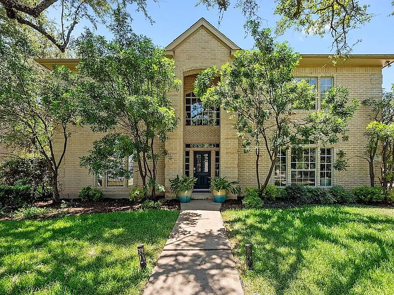 1207 Lakeway Dr — Photo 1