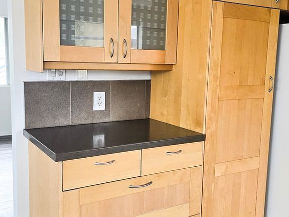 5th image of 258 Grand Ave #1/2