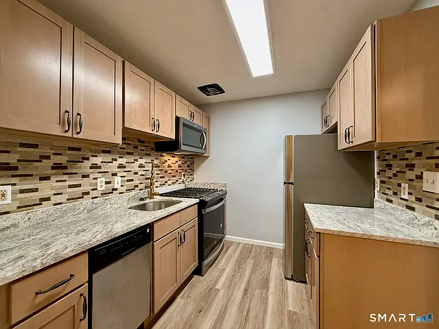 570 Whitney Ave #L3 — Photo 2
