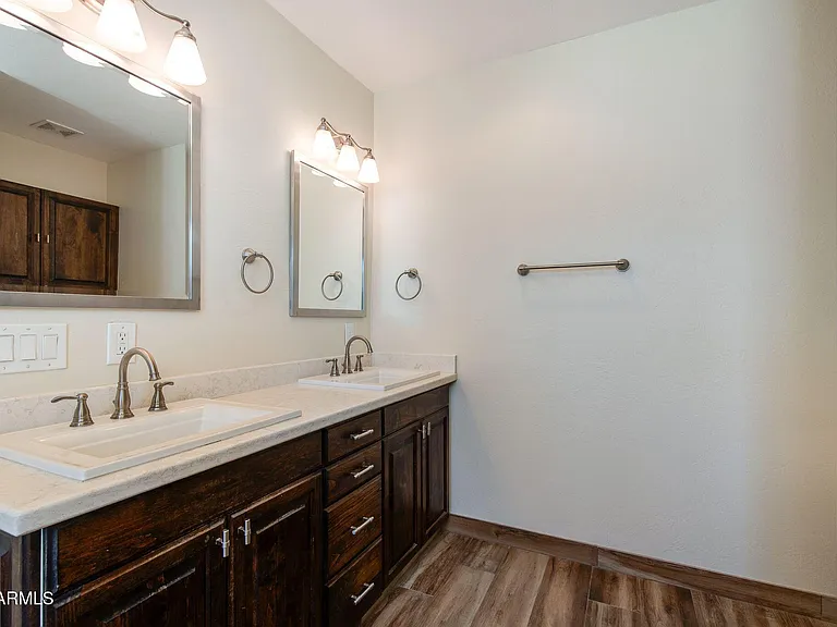 5002 E Mitchell Dr — Photo 16