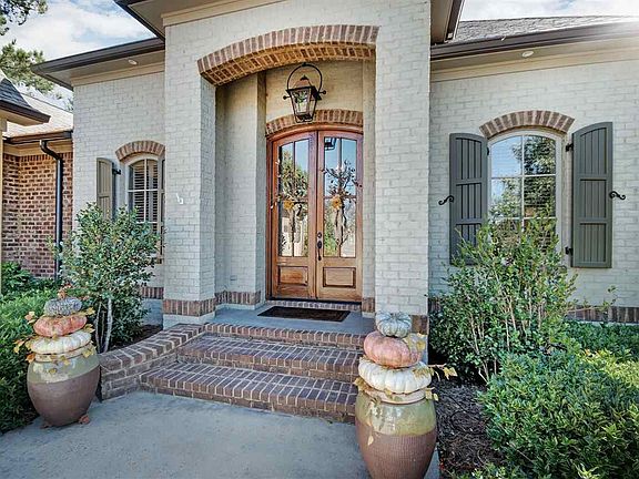 2nd image of 100 Glenwood Bnd