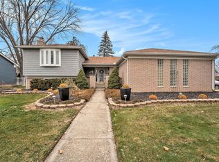 1493 Oakcrest Dr, Troy, MI 48083