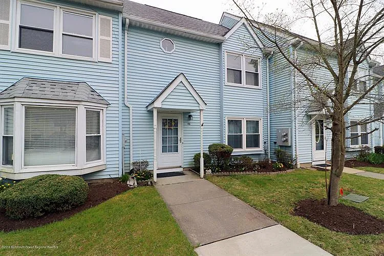 46 Colonial Ct photo 1