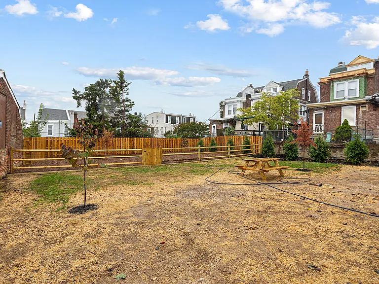 472 Roxborough Ave — Photo 7