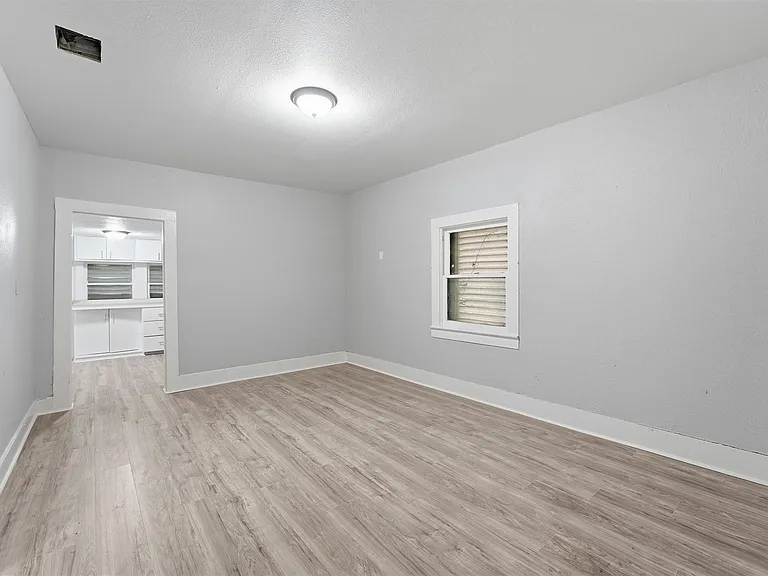811 W Broad St — Photo 10