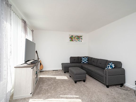 5th image of 209 E Grand St