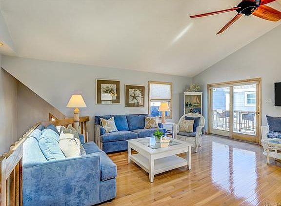 4th image of 829 N Beach Ave