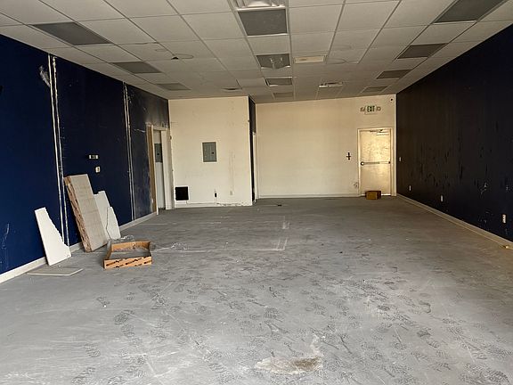 4th image of 15517 Village Dr #8