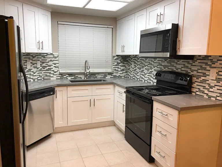 1595 Thorncrest Dr — Photo 8