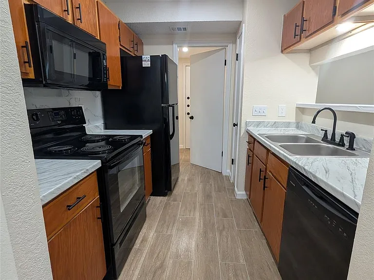 13303 Lyndhurst St #B — Photo 7