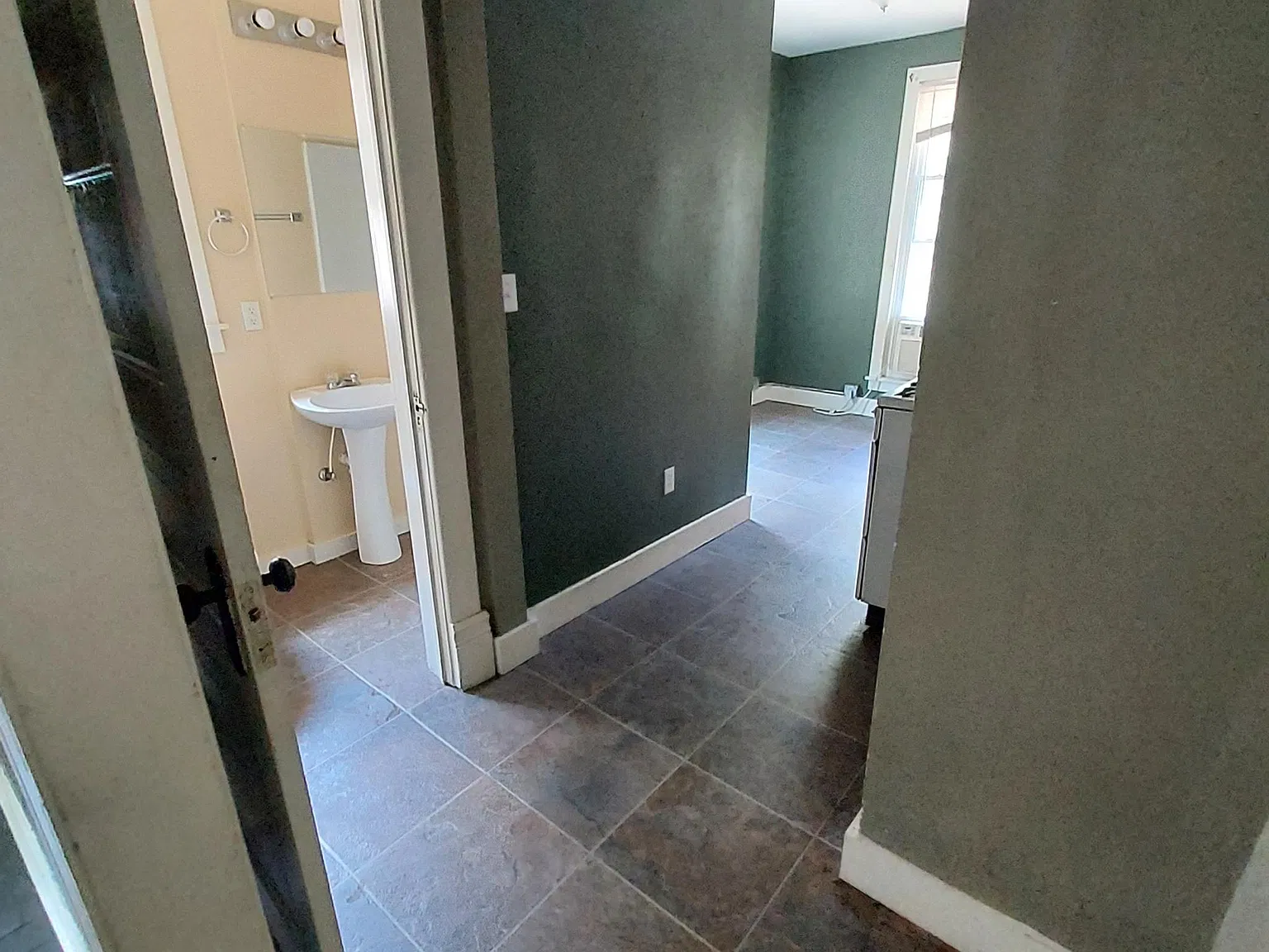 Studio, $650 — Photo 4
