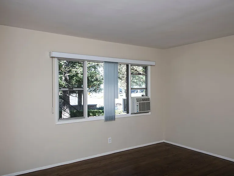 1150-1154 E Chevy Chase Dr — Photo 3