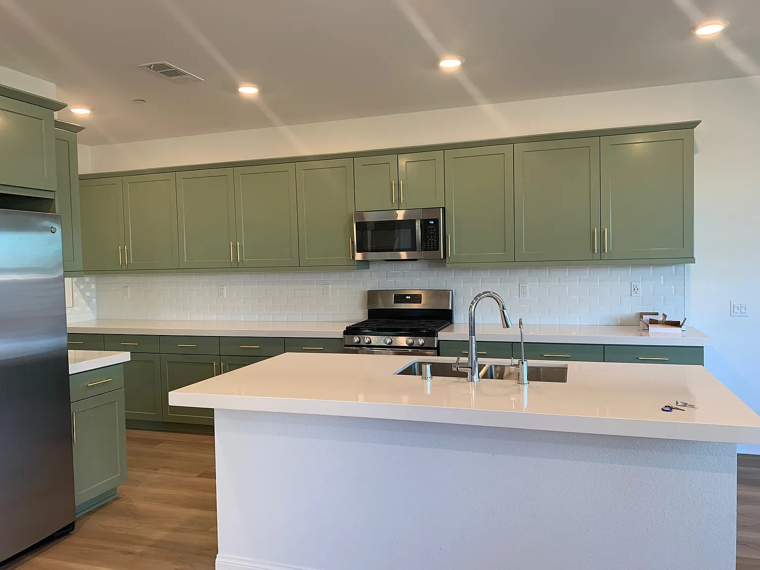 4 bed, 2166 sqft, $4,900 — Photo 1