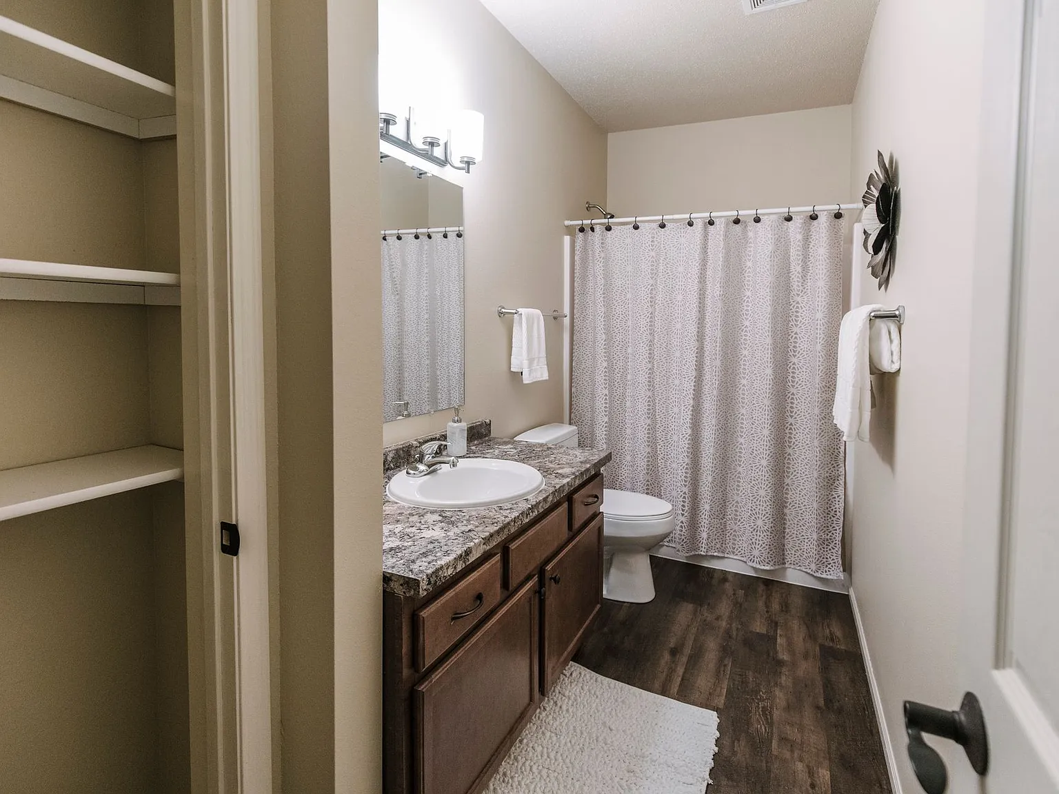 Lakewood Crossing Apartments — Photo 4