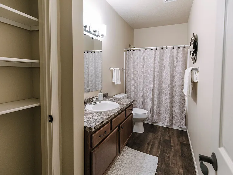 Lakewood Crossing Apartments — Photo 4