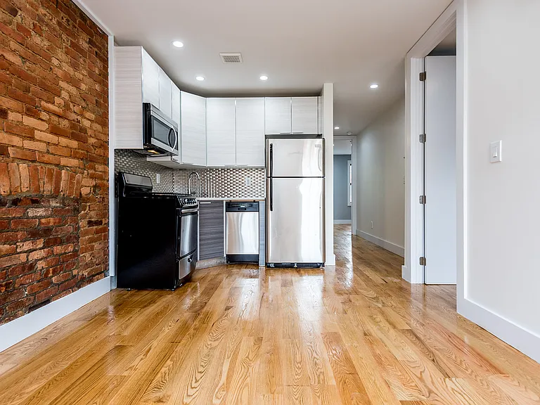 129 Ryerson St #1 — Photo 2