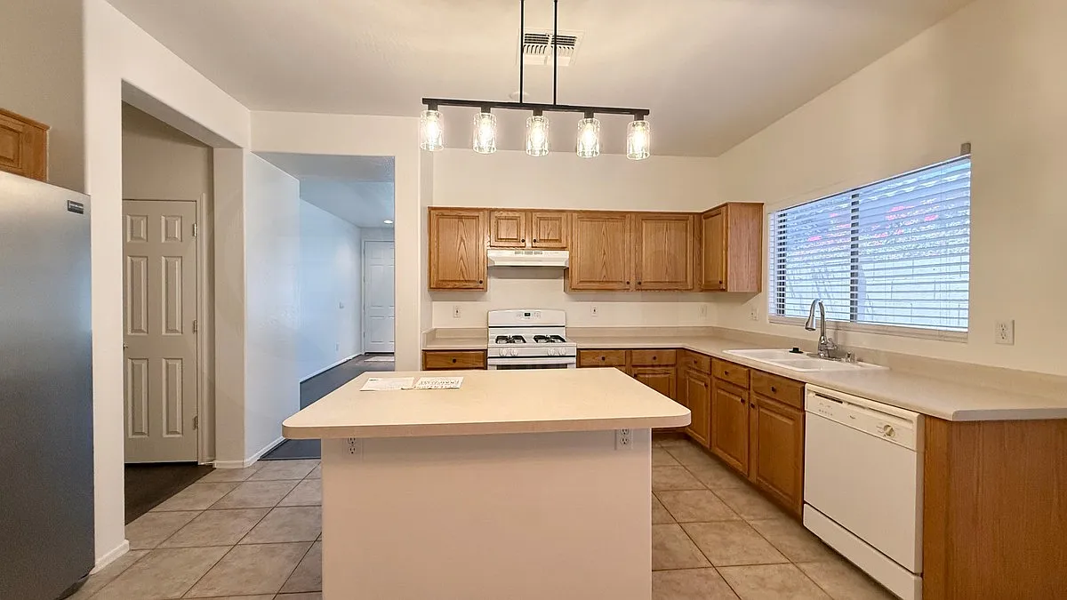 3 bed, 2.0 bath, 2011 sqft, $1,899 — Photo 3