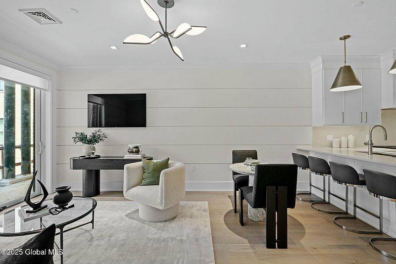 4th image of 19 Washington Street #464 D